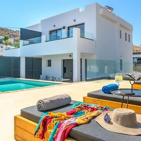 Sleeps 4 Pool Air Con Wifi Líndos