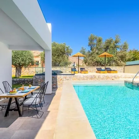 Sleeps 4 Pool Air Con Wifi Villa