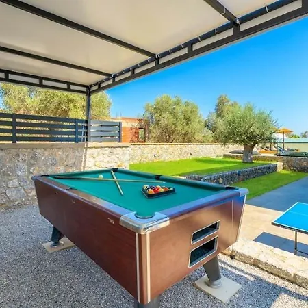 Sleeps 4 Pool Air Con Wifi Villa