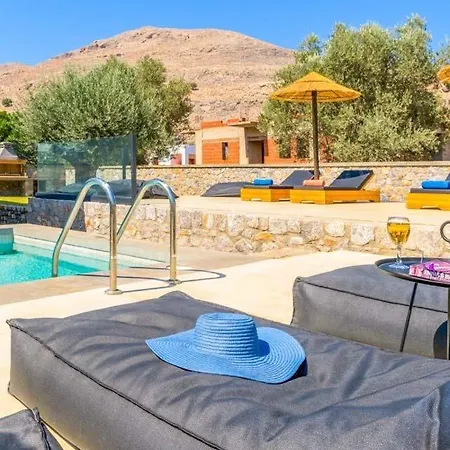 Villa Sleeps 4 Pool Air Con Wifi *