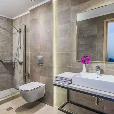 Sleeps 4 Pool Air Con Wifi