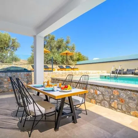 Sleeps 4 Pool Air Con Wifi Vila
