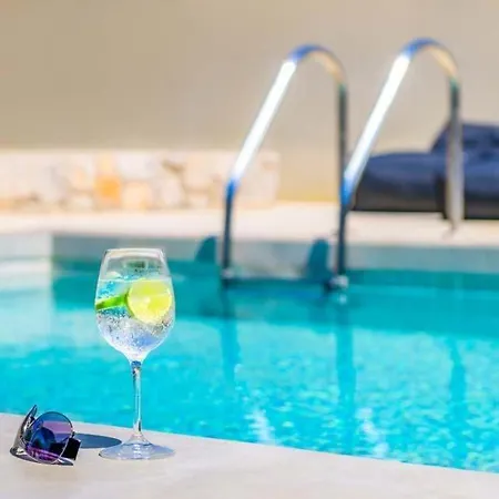 Sleeps 4 Pool Air Con Wifi *