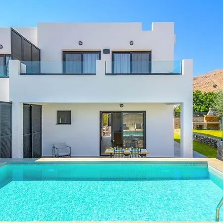 Sleeps 4 Pool Air Con Wifi