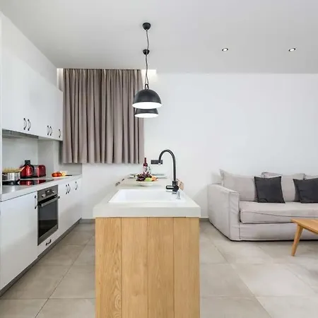 Sleeps 4 Pool Air Con Wifi Vila *